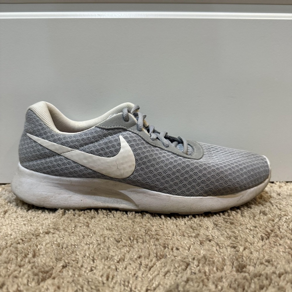 Nike Tanjun Shoes Women' Size 10 Gray White Athletic Running Sneakers 812655-010